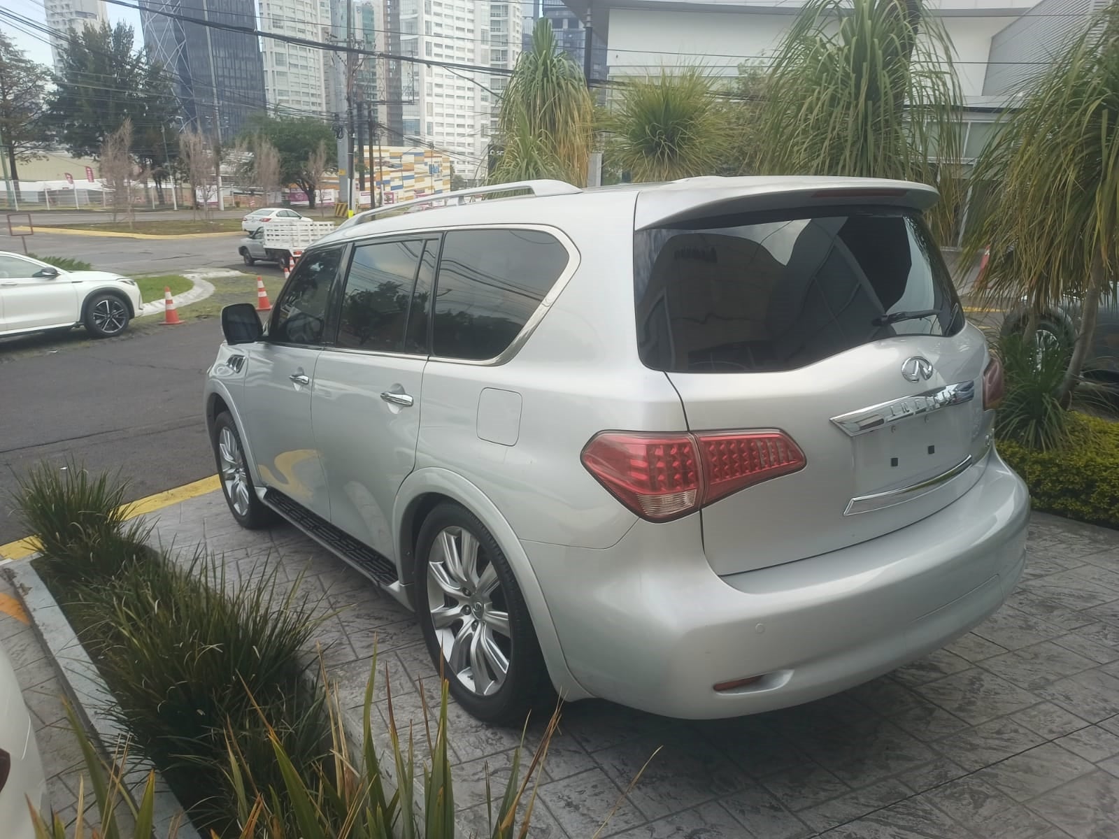 2012 INFINITI QX56 BASE V8 5.6L 400 CP 5 PUERTAS AUT PIEL BA AA QC