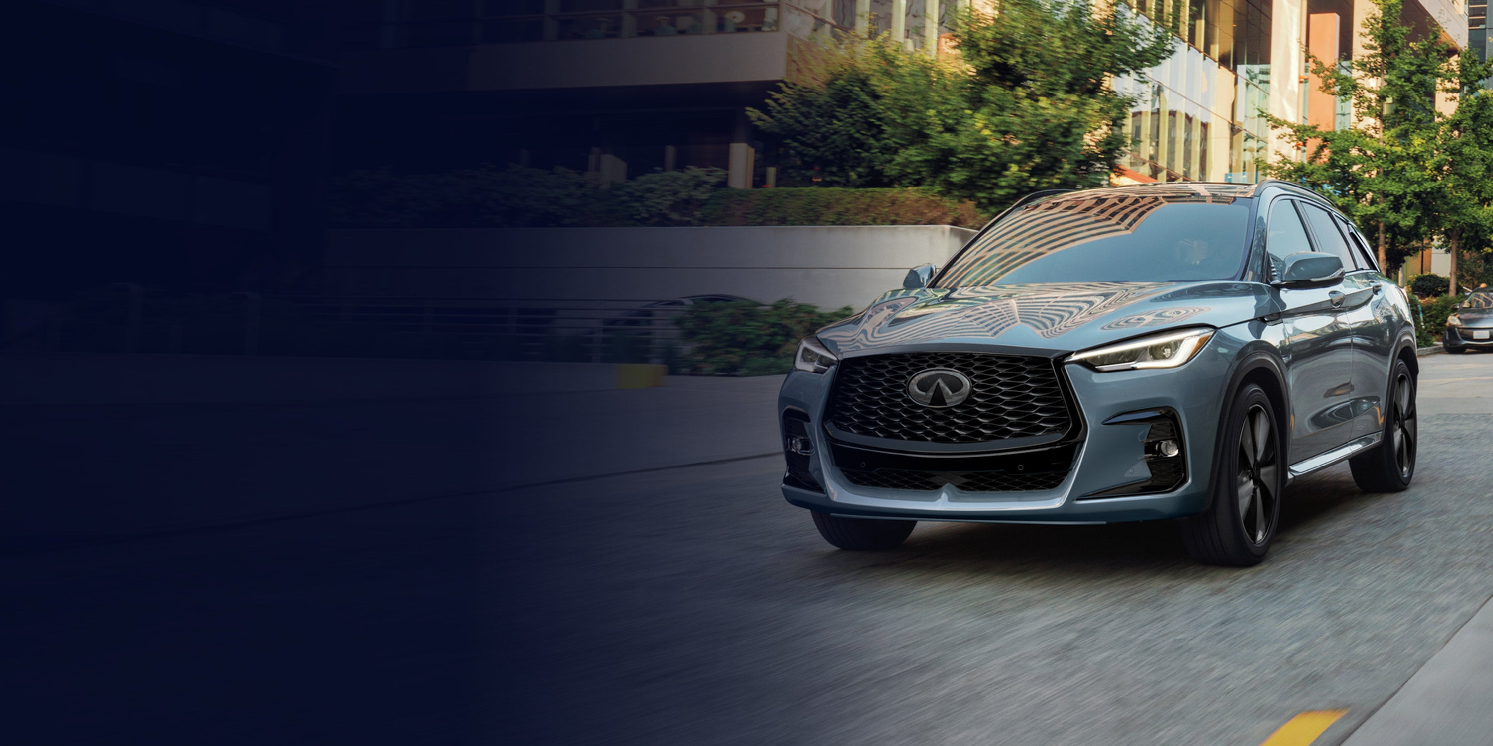 Nuevo INFINITI QX80 Autograph sobre carretera al atardecer