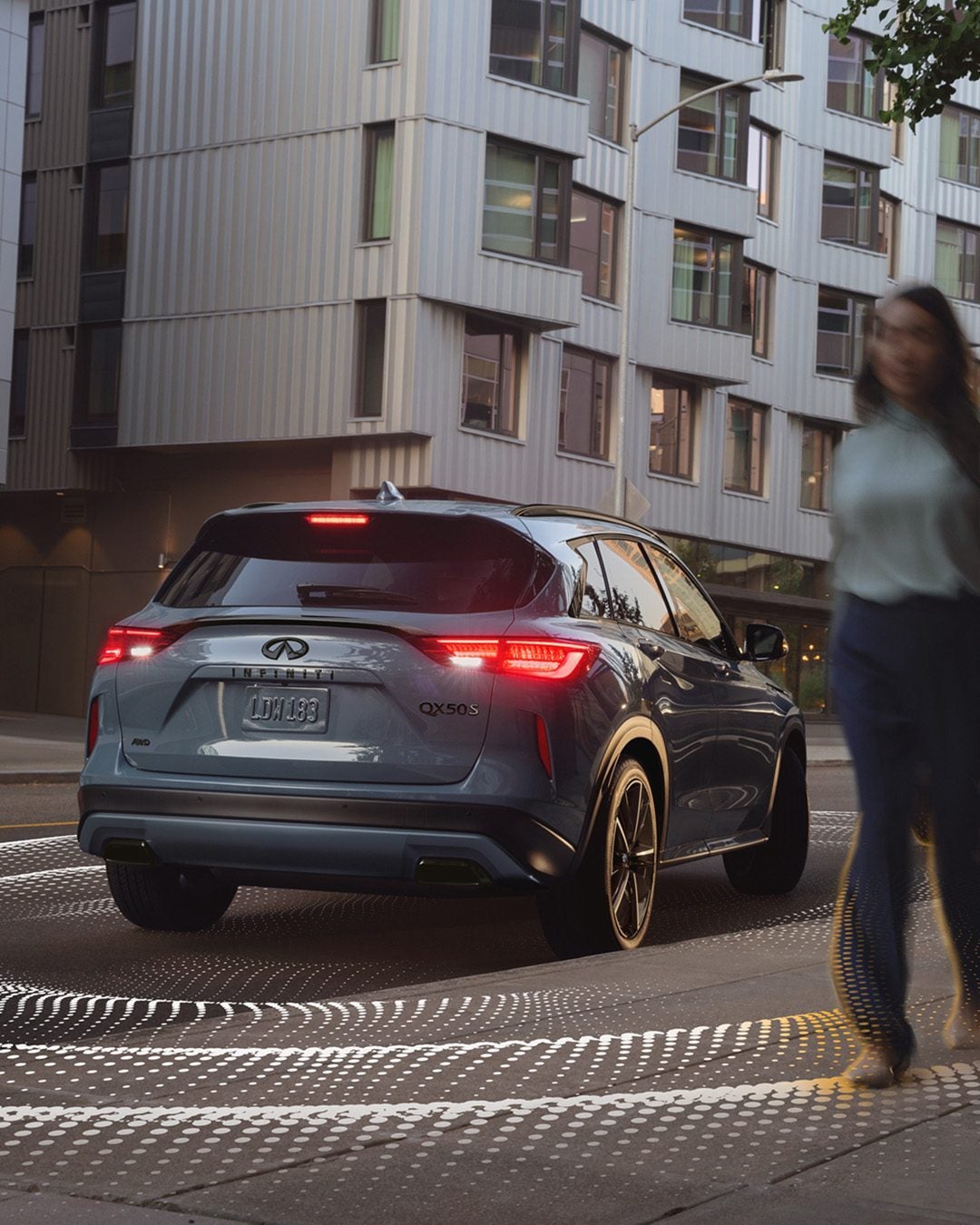 2025 INFINITI QX50 Asistencia de tráfico cruzado trasero que escanea detrás del vehículo