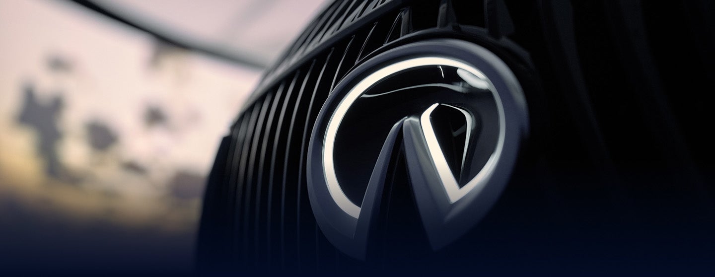 Nuevo INFINITI QX80 Autograph sobre carretera al atardecer